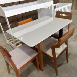 Mesa com 4 cadeiras base de madeira