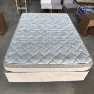 Cama de casal conservada